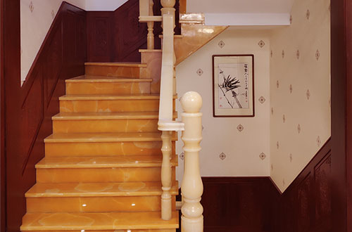 西秀中式别墅室内汉白玉石楼梯的定制安装装饰效果